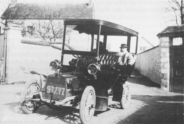 Monet in auto 1906